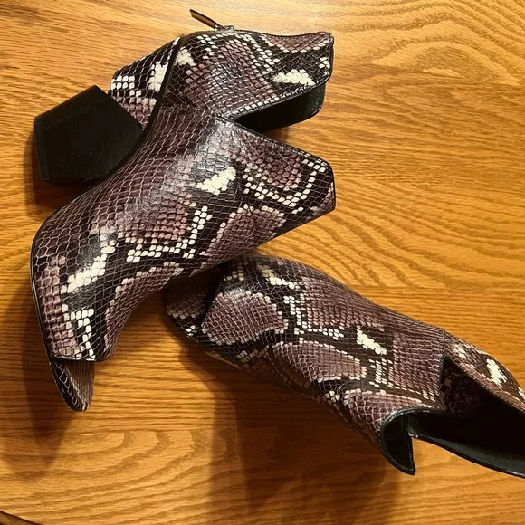 Vince Camuto Kevinney Womens Leather Open Toe Ankle Boots, Retro
Python Exotic - Picture 2 of 9